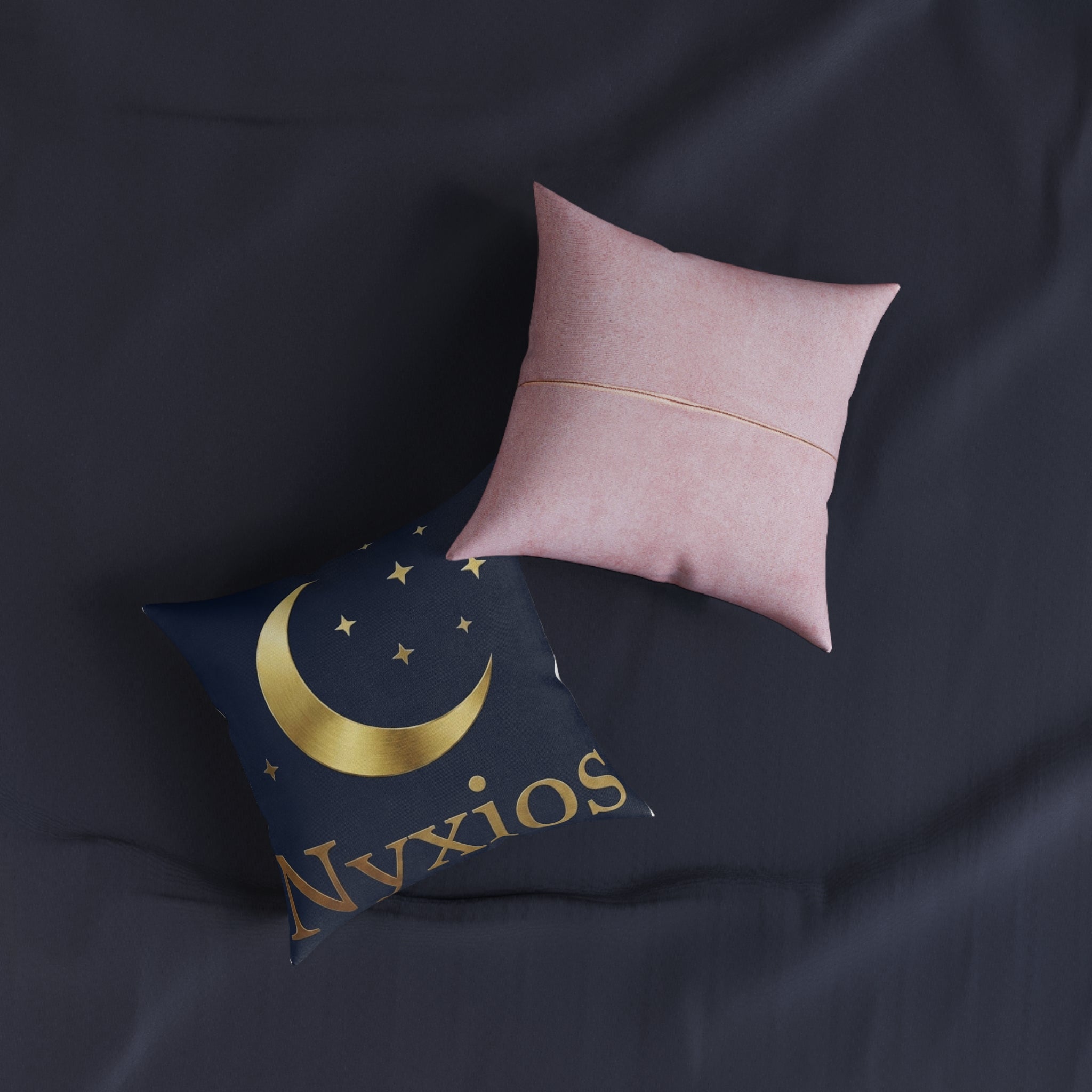 Kissen mit Marineblauem Mond und Sternen — Goldener Halbmondakzent auf rosa Rücken